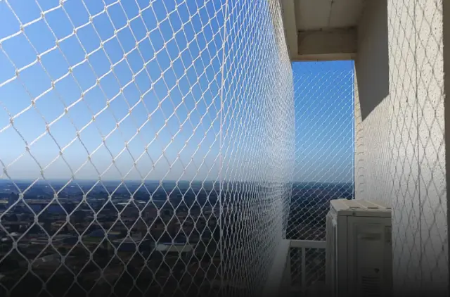 Rede de proteção instalada em varanda de apartamento alto