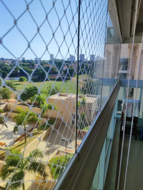 Rede de proteção em varanda com vista para a cidade