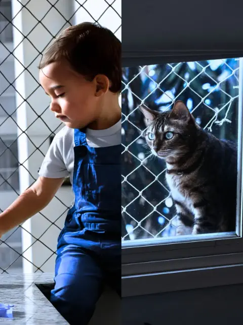 Criança e gato protegidos por rede em janela