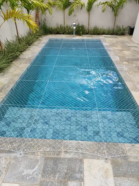 Rede de proteção esticada sobre piscina