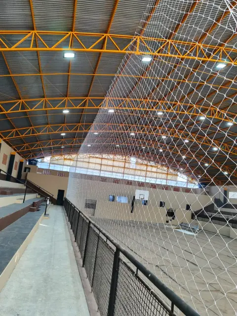 Redes de proteção em quadra esportiva coberta