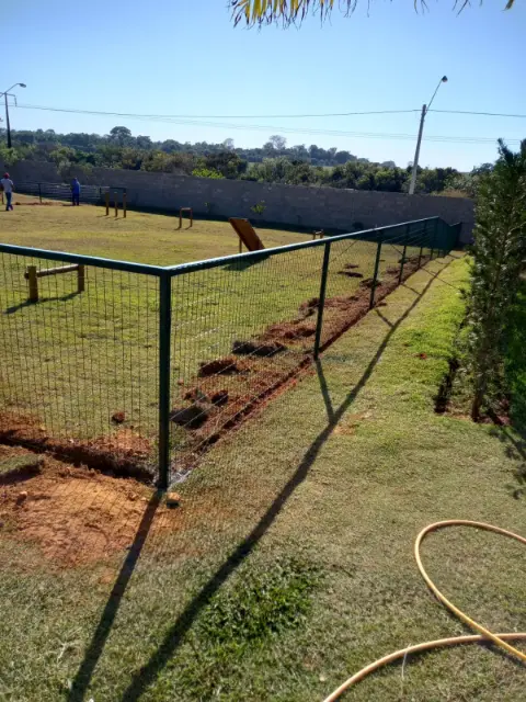 Alambrado cercando área gramada