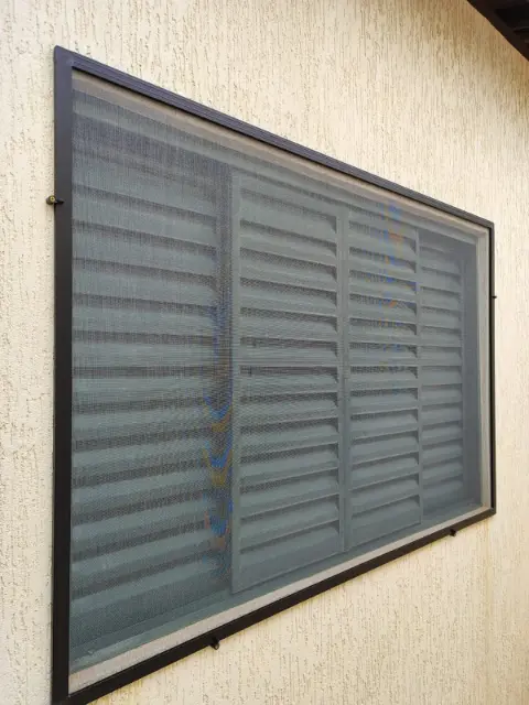 Tela contra insetos instalada em janela