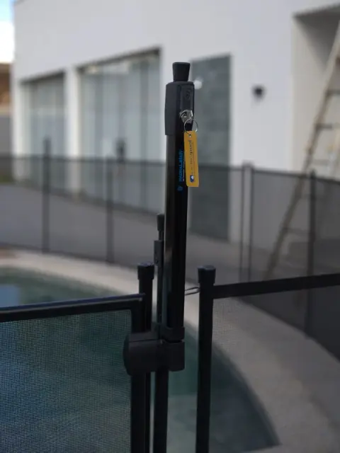 Trava de segurança em poste de cerca de piscina