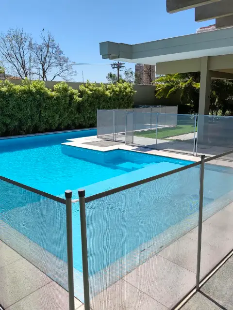 Cerca de proteção infantil ao redor de piscina